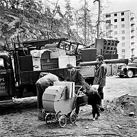 Larsboda. Familjen Mjöberg flyttar in i de nybyggda höghusen i området på Filipstadsbacken. ABC-staden Farsta blev Stockholms sydligaste stadsdel.