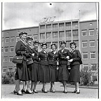 Bromma flygplats. SAS nya flygvärdinnor framför SAS byggnad. Britt Öman, Daisy Orstadius, Helena Hellichius, Birgitta Forssell, Ulla-Britta Erikson, Rose Ekelund, Ellen Strömberg.