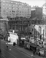 Kungsgatan med biografen Rigoletto under byggnad. I fonden Regeringsgatan med nyuppförda hus som kontors- och affärsfastigheten Kungshuset.