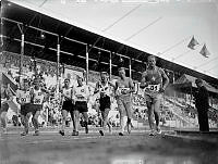 Stadion. Världsrekord i gång på 10.000 meter. John Mikaelsson sätter världsrekord.