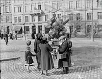 Gatubild med ballongförsäljare på Odenplan.