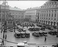 Bilar parkerade på Gustav Adolfs torg.