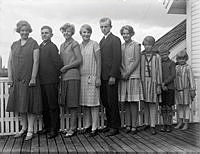 Majvägen, Saltsjöbaden. Alla nio syskonen Grönstedt på altanen, från vänster Maj, Carl, Kerstin, Astrid, Ragnar, Gunnel, Brita, Ingmar och Karin.