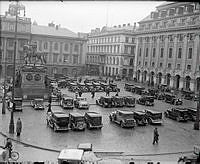 Bilar parkerade på Gustav Adolfs torg.