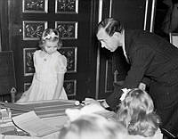 Julfirande på Drottningholm. Kronprins Gustaf Adolf spelar spel med Prinsessan Margaretha och hennes systrar.