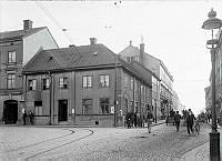 Hörnet av Götgatan 53 (nuv. 55) och Folkungagatan 4 (t.v.). Källaren Hamburg som revs 1912.