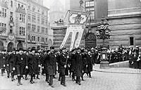 Dalkarlarna marscherar över Gustav Adolfs Torg till Kungliga Slottet i Bondetåget 1914.