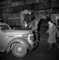 Kravaller på Södermalm. En ridande polis bland folk utanför Götgatan 57, Apoteket Gripen.