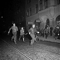 Skånegatan 68. Ungdomar springer på Skånegatan under de s.k. påskkravallerna på Södermalm.