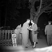 Man och kvinna i samspråk under kravallerna i Berzelii Park kvällen den 21 juli 1951.