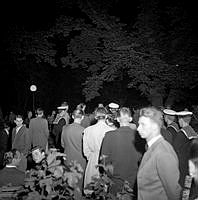 Folksamling i Berzelii Park i samband med kravaller på kvällen den 21 juli 1951.