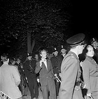 Folksamling och uniformerade poliser vid kravaller i Berzelii Park på kvällen den 1 augusti 1951.