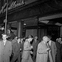 Folksamling och ridande polis vid Hamngatan 1 i samband med Berzelii Park kravallerna på kvällen den 1 augusti 1951.