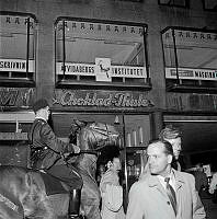 Ridande polis på Hamngatan i samband med kravaller vid Berzelii Park och Norrmalmstorg i september 1951.