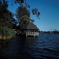 Cafépaviljong i vattnet vid Norr Mälarstrand. Vy åt öster.