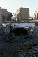 Essingeleden dras fram under Fredhäll. Tunnel under byggnad.