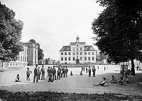 Pojkar på Frimurarebarnhusets gård. Kristineberg.