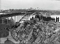 Invigning av Västerbron som mäter 602 meter och är en bågbro i stål, med en segelfri höjd på 26 meter. 20 000 stockholmare trängdes i snålt duggregn för att se Gustaf V inviga bron över Riddarfjärden.