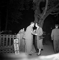Man och kvinna i samspråk under kravallerna i Berzelii Park kvällen den 21 juli 1951.
