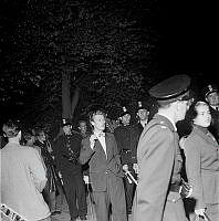 Folksamling och uniformerade poliser vid kravaller i Berzelii Park på kvällen den 1 augusti 1951.