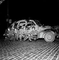 Fyra hjälmklädda och beväpnade polismän i samband med kravaller i Berzelii Park på kvällen den 1 augusti 1951.