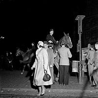 Människor och ridande polis i samband med kravaller i Berzelii park på kvällen den 1 augusti 1951.