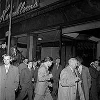 Folksamling och ridande polis vid Hamngatan 1 i samband med Berzelii Park kravallerna på kvällen den 1 augusti 1951.