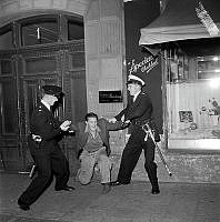 Polisingripande på Norrlandsgatan i samband med kravaller vid Berzelii Park och Norrmalmstorg i september 1951.