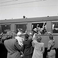 Östra Station. Föräldrar vinkar av sina barn när de åker iväg med Roslagståget mot Barnens Ö. Trehundra stockholmsbarn åker för att tillbringa tre månader på koloni i skärgården.