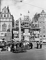 Torghandel vid Kornhamnstorg. I bakgrunden pågående ombyggnad av Kornhamnstorg 51, kvarteret Typhon 17.