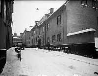 Vy söderut längs Ragvaldsgatan med Södermalms Högre allmänna läroverke i kvarteret Östergötland i fonden. Till höger kvarteret Saturnus med skylt för Maria arbetsförmedling.