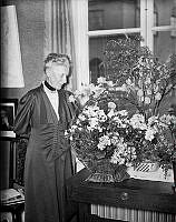 Alice Tegnér med blommor på sin 75-årsdag