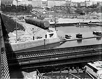 Vy från Skanstullsbron över Hammarbyslussen mot nordost. I fonden byggnader längs Bohusgatan.