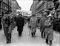 Första maj demonstrationen 1939. 
Banderoll med bland annat texten För fred  och frihet.