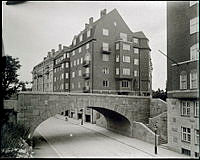 Runebergsgatan österut och Eriksbergsgatans korsande bro. Bortom bron  t.h. kv. Poppeln.