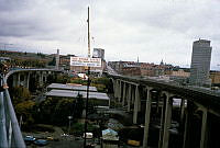 Johanneshovsbron och Skanstullsbron under invigningen av Johanneshovsbron som är fylld av gångtrafikanter.