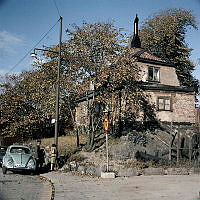 Ludvigsbergsgatan 10. Högt beläget stenhus, gatuskylt med parkeringsförbud.