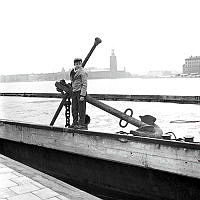 Vy från Söder Mälarstrand mot Stadshuset. Mats Lindgren poserar vid ankare.