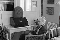 Författaren Selma Lagerlöf vid sin radion på Mårbacka på sin 75-årsdag.