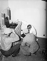 Tre män monterar ihop utrustning inför försök med televisionssändning på Kungsgatan 48.