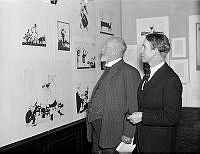 Einar Nerman på sin egen utställning på Konstakademien Fredsgatan 12 tillsammans med Carl Gustaf Laurin till höger.