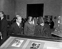 Interiör från Liljevalchs med kronprins Gustav Adolf och kronprinsessan Louise som besöker utställningen 