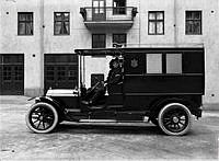 Sveriges första motordrivna ambulans, av märket Vabis,  på Johannes brandstations gård