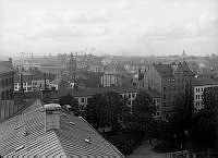 Utsikt från Johannes brandstations torn över Norrmalm i västlig riktning. I mitten Adolf Fredriks kyrktorn.