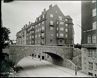 Runebergsgatan österut och Eriksbergsgatans korsande bro. Bortom bron  t.h. kv. Poppeln.