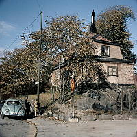 Ludvigsbergsgatan 10. Högt beläget stenhus, gatuskylt med parkeringsförbud.