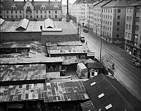 Rosenlundsgatan söderut med Rosenlundsg 5 och brädgården i kvarteret Skjutsgossen.