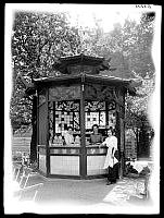 En servering på gården till Drottninggatan 88, Centralbadet.