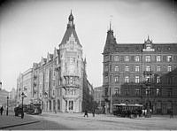 Hörnet av Birger Jarlsgatan och Biblioteksgatan. Till höger hotell Anglais.