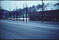 Sveavägen 71. Restaurang Corso vid Stadsbiblioteket. I bakgrunden Observatorielunden.